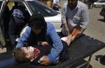 En såret irakisk skolepige bliver kørt på hospitalet efter bilbomben eksploderede. - Foto: AP 
