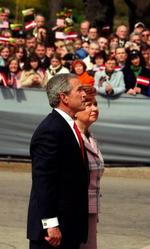 Bush sammen med Letlands præsident Vaira Vike-Freiberga. - Foto: AP 
