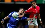 Chelseas Joe Cole har fat i bukserne på Charltons Talal El Karkouri i en nærkamp. Længe så det ellers ud til at Charlton skulle komme hjem fra Stamford Bridge med et enkelt point, men et forkert dømt straffespark kom i vejen 