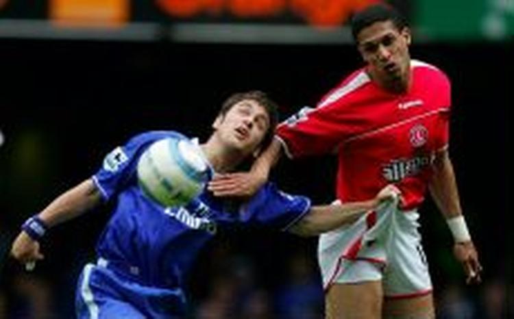 Chelseas Joe Cole har fat i bukserne på Charltons Talal El Karkouri i en nærkamp. Længe så det ellers ud til at Charlton skulle komme hjem fra Stamford Bridge med et enkelt point, men et forkert dømt straffespark kom i vejen 
