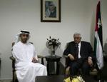 Palæstinensernes leder Mahmoud Abbas mødtes med prins Abdallah bin Zayed inden overdragelsen af lejlighederne. - Foto: AP 