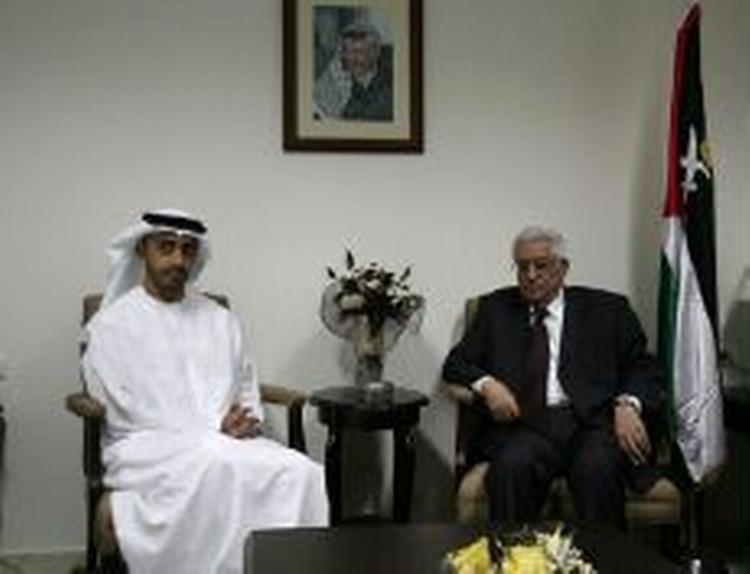 Palæstinensernes leder Mahmoud Abbas mødtes med prins Abdallah bin Zayed inden overdragelsen af lejlighederne. - Foto: AP 