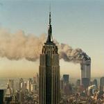 Empire State Building med World Trade Center i baggrunden kort efter fly nummer to har ramt bygningen. - Arkivfoto: AP 