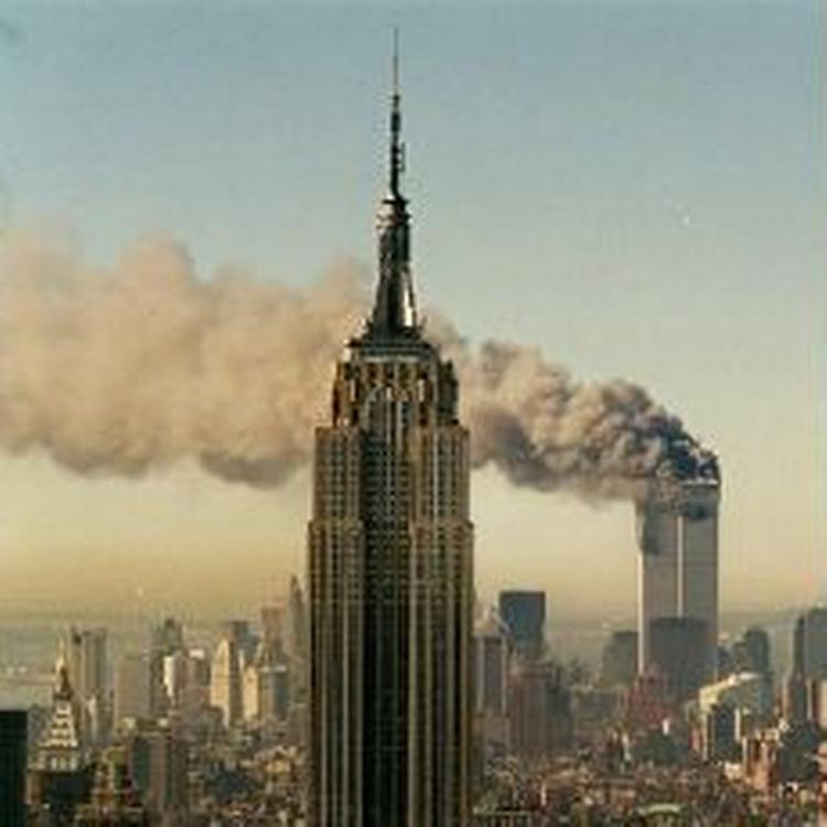 Empire State Building med World Trade Center i baggrunden kort efter fly nummer to har ramt bygningen. - Arkivfoto: AP 
