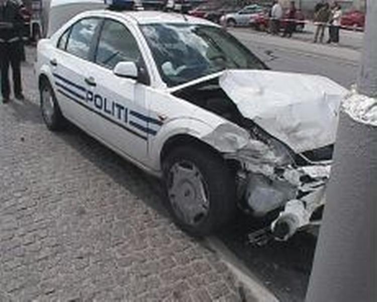 De to politifolk blev bragt til undersøgelse på hospitalet. - Foto: Localeyes 