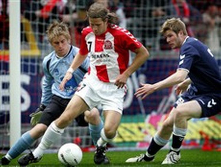 Matthias Lindström scorede AaB s 3. mål og forsøger sig her i AGF s straffesparksfelt omgivet af Steffen Rasmussen og Tuomas Aho.   Foto: Andreas Szlavik 