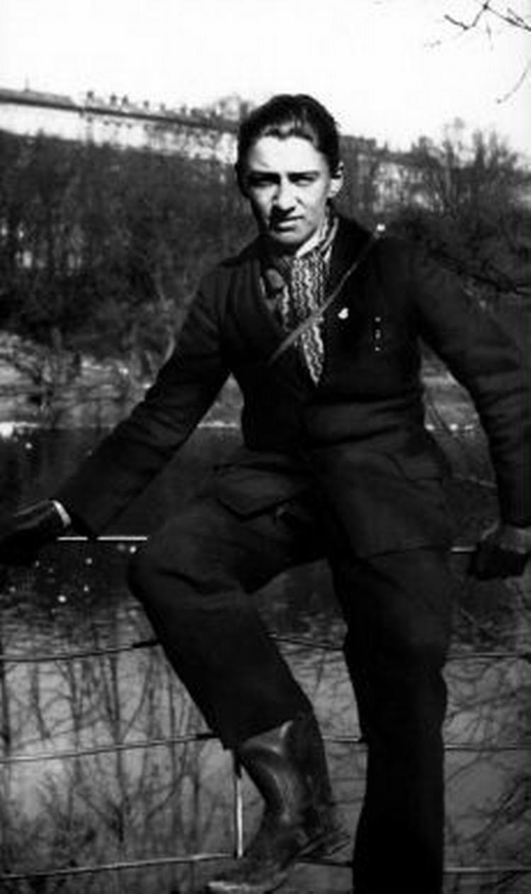 Erik Petersen blev født i København i 1914. Han begyndte at fotografere som 15-årig.   Foto fra bogen: Selvportræt 1933 