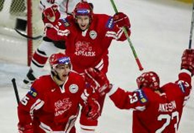 Frans Nielsen (tv.) jubler efter sin afgørende scoring. - Foto: AP 
