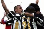 Fabio Cannavaro (tv.) Lilian Thuram og målmand Gianluigi Buffon nyder den vigtige sejr over Milan. - Foto: AP 