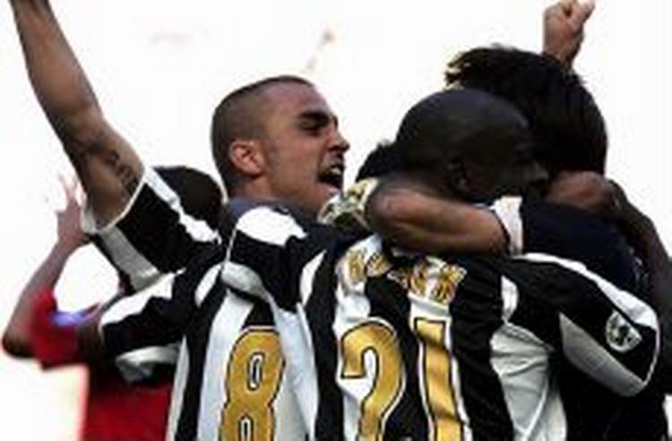 Fabio Cannavaro (tv.) Lilian Thuram og målmand Gianluigi Buffon nyder den vigtige sejr over Milan. - Foto: AP 