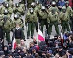 Tyske nynazister bliver holdt tilbage af politiet på Alexanderplatz i Berlin. - Foto: AP 