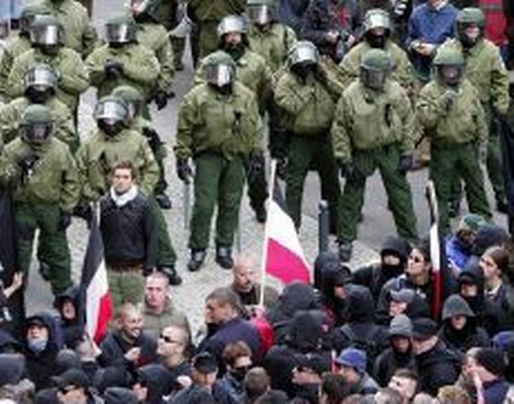 Tyske nynazister bliver holdt tilbage af politiet på Alexanderplatz i Berlin. - Foto: AP 
