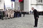 Frankrigs præsident Jacques Chirac ved den ukendte soldats grav i Paris. - Foto: AP 