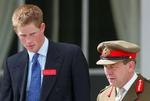 Prins Harry hilser på generalmajor Andrew Ritchie. De næste 44 uger står den på hård militær træning. - Foto: AP 