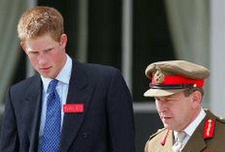 Prins Harry hilser på generalmajor Andrew Ritchie. De næste 44 uger står den på hård militær træning. - Foto: AP 