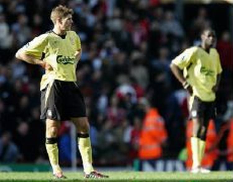 Steven Gerrard tager sig en puster under kampen. Senere var han manden bag Liverpools enlige mål. - Foto: AP 