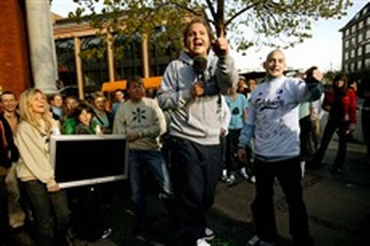 Der var gang i buddene foran Cirkusbygningen i København, da stand-up komikeren Rune Klan bortauktionerede en rejse for fire til Island, en fladskærm og en FCK-trøje med hele holdets autografer på.   Foto: Jakob Ehrbahn 