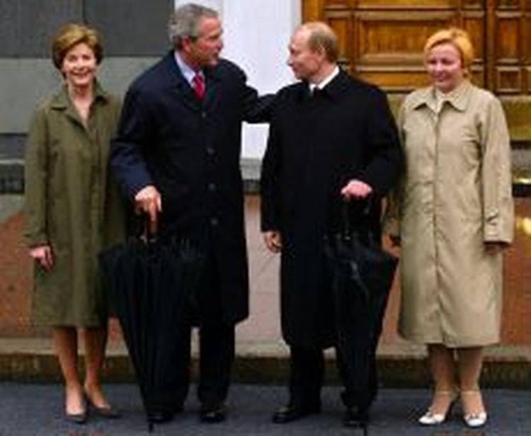 Præsident Bush og hans russiske kollega Putin - med hustruerne Laura og Ludmilla (th). - Foto: AP 
