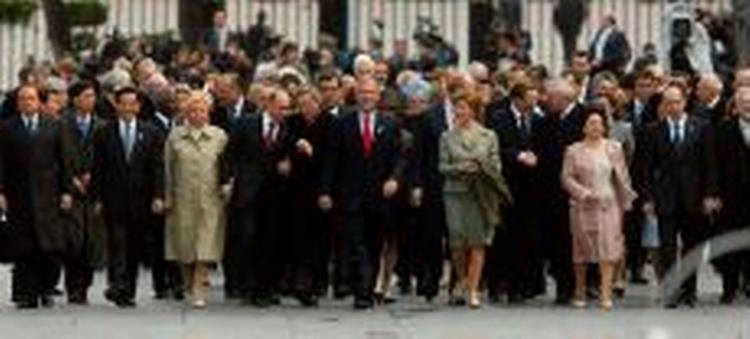 USA´s præsident George W. Bush (midten) sammen med sin hustru Laura, overværede sammen med en række af verdens ledere Ruslands markering af Anden Verdenskrig. - Foto: AP 