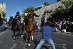 Ridende politi sætter ind over for demonstranter i Jerusalems gamle bydel. - Foto: AP 