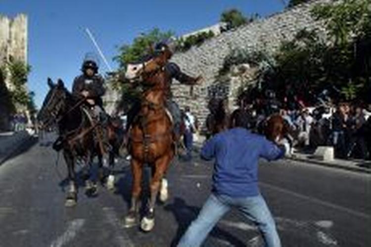 Ridende politi sætter ind over for demonstranter i Jerusalems gamle bydel. - Foto: AP 