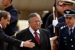 Iraks nye præsident, Jalal Talabani (im) ankom til Brasilien i går. Det kontroversielle topmøde mellem sydamerikanske og arabiske statsledere vil vare to dage.   Foto: AP 