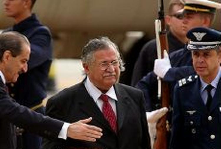 Iraks nye præsident, Jalal Talabani (im) ankom til Brasilien i går. Det kontroversielle topmøde mellem sydamerikanske og arabiske statsledere vil vare to dage.   Foto: AP 