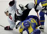 USA's John-Michael Liles tager en flyvetur over Ukraines Lyutkevich. - Foto: AP 