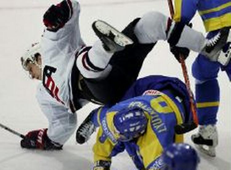 USA's John-Michael Liles tager en flyvetur over Ukraines Lyutkevich. - Foto: AP 