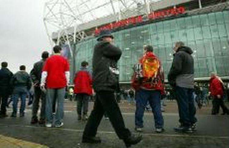 Manchester Uniteds fans kan i fremtiden måske gå direkte fra Old Trafford til klubbens eget casino ved siden af stadion. - Arkivfoto: AP 