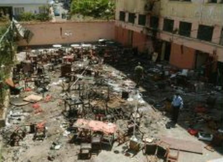 Efter terrorbombninger i Casablanca i maj 2003 blev islamister i tusindvis fængslet af de marokkanske myndigheder og dømt i kollektive retssager. Bombningerne gik værst ud over denne spanske restuarant. - Foto: AP 