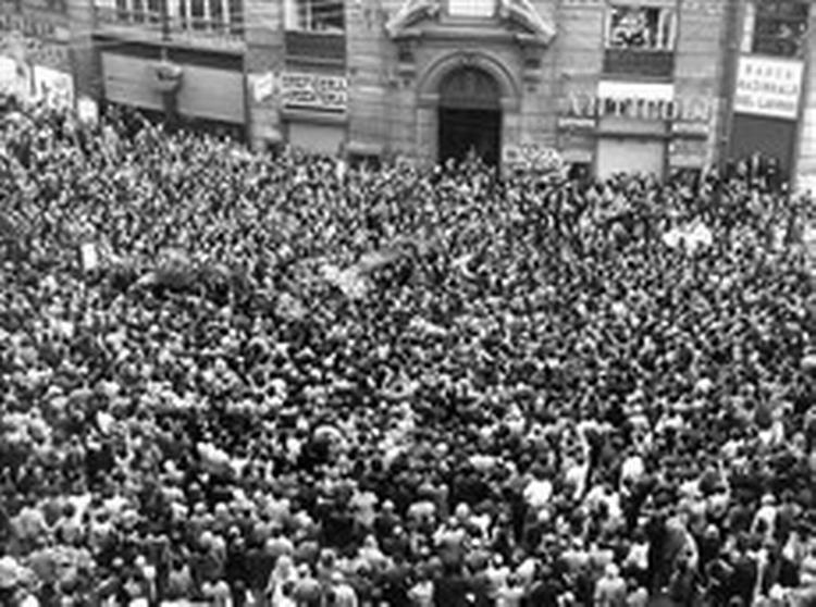 Tusindvis af italienere fulgte Pier Paolo Pasolinis begravelse for tyve år siden.   Polfoto 