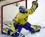 Den svenske keeper Henrik Lundquist ventes ikke at få meget travlt i kvartfinalen mod Schweiz. - Foto: AP 