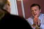 »I en tid, hvor kommuner og amter står over for en stor strukturreform, skal den offentlige sektor ikke være bange for at bruge den nye teknologi«, skrev ministeren i tillægget. Nu lover han at holde sig fra annoncer. - Foto: Peter Hove 