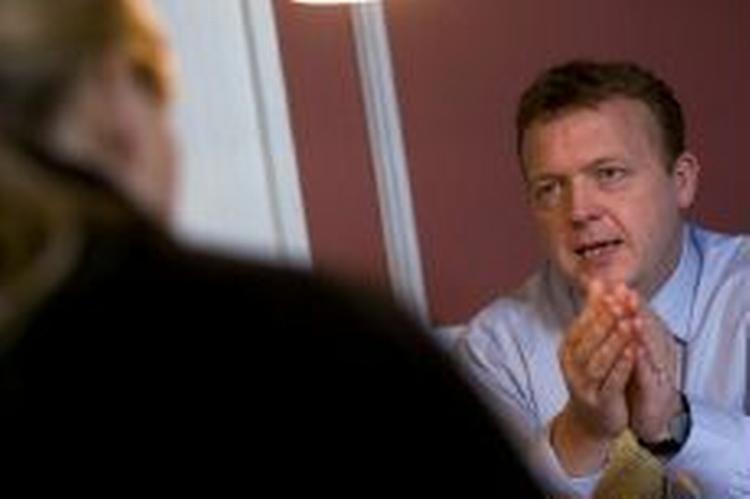 »I en tid, hvor kommuner og amter står over for en stor strukturreform, skal den offentlige sektor ikke være bange for at bruge den nye teknologi«, skrev ministeren i tillægget. Nu lover han at holde sig fra annoncer. - Foto: Peter Hove 