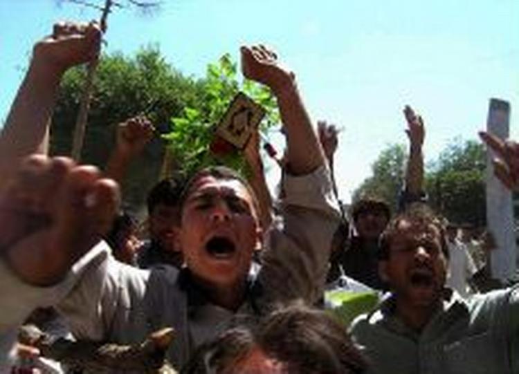 Politi og amerikanske tropper åbnede ild mod demonstranter i den Jalabad i Afghanistan. - Foto: AP 