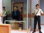 Abdullah Öcalan blev anbragt i et skud- og bombesikkert glasbur under retssagen i 1999, der foregik på en ø ud for Istanbul. Arkivfoto: AP 