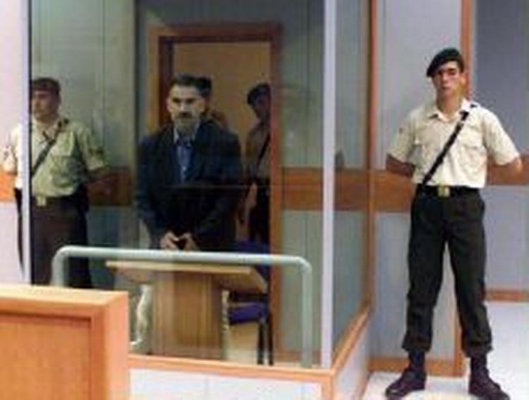 Abdullah Öcalan blev anbragt i et skud- og bombesikkert glasbur under retssagen i 1999, der foregik på en ø ud for Istanbul. Arkivfoto: AP 