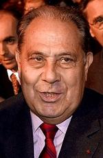 Charles Pasqua er beskyttet mod retsfølgelse de næste seks år, da han er valgt til det franske overhus. Det forhindrer ham ikke i at afvise alle anklager i sagen.   Foto: AP 