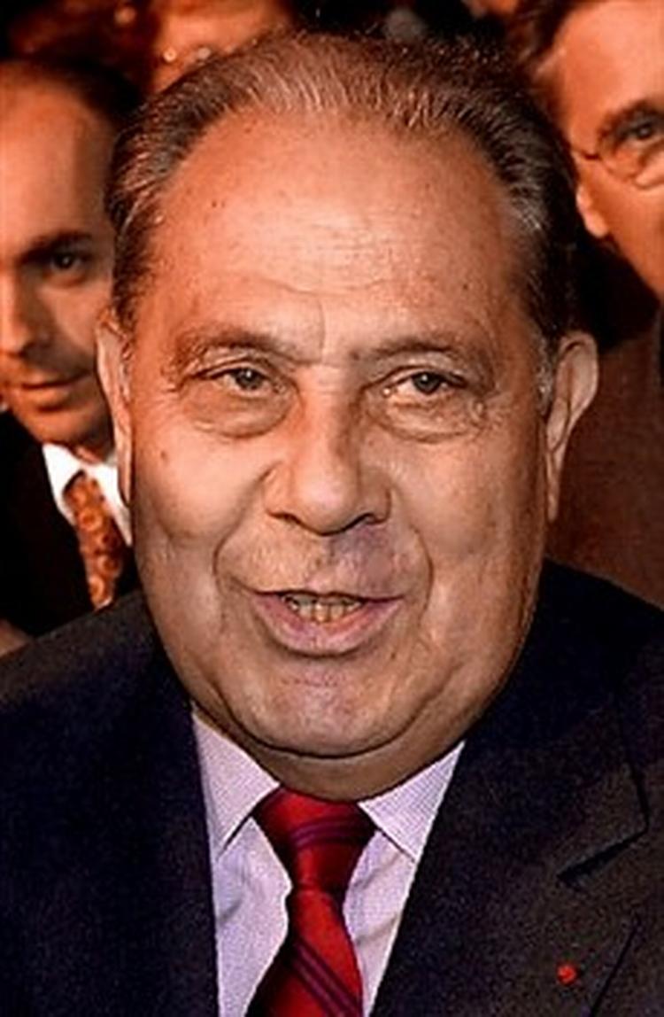 Charles Pasqua er beskyttet mod retsfølgelse de næste seks år, da han er valgt til det franske overhus. Det forhindrer ham ikke i at afvise alle anklager i sagen.   Foto: AP 