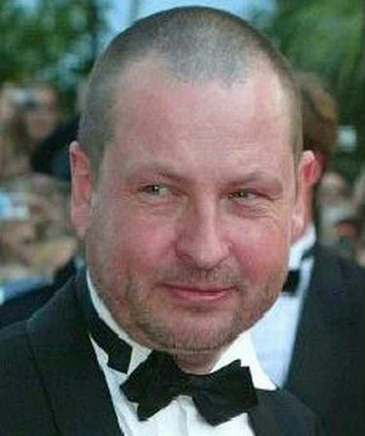 Efter turen til Cannes i sin autocamper er Lars von Trier igen klar til at trække i Cannes-tøjet. Arkvifoto: AP 