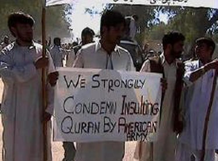 USA's militære ledere i Afghanistan tror ikke at demonstrationere i Jalalabad skyldes antiamerikanske protester mod forlydender om skænding af Koranen i Guantanamo-fængslet. Billedet - fra Jalalabad - viser dog noget andet. - Foto: AP 
