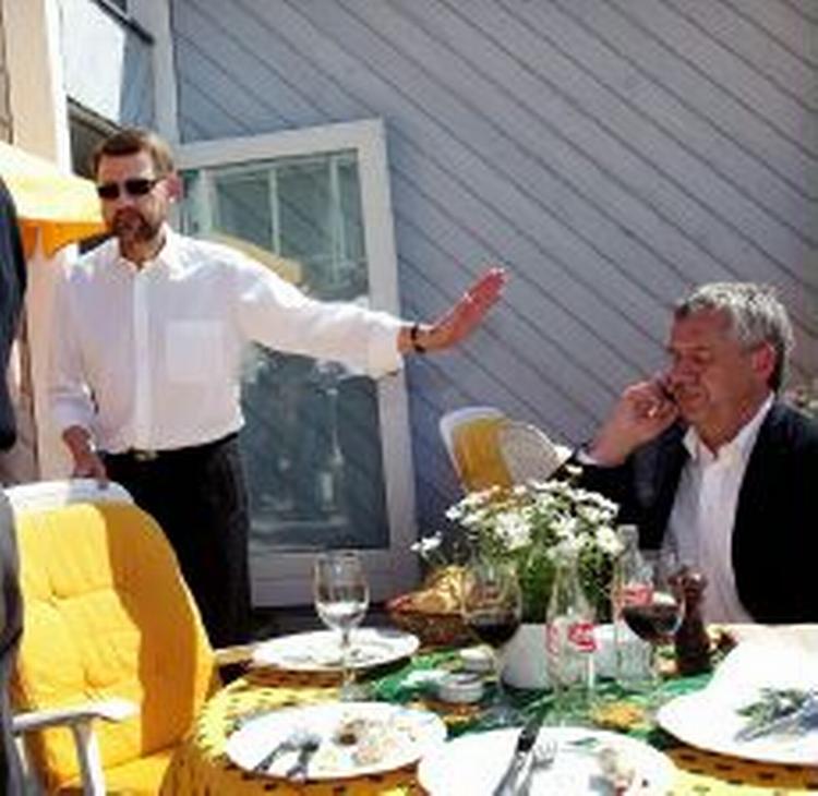 Videnskabsminister Helge Sander (tv.) og Fødevareminister Hans Christian Schmidt på Havreholm Slot. - Foto: Klaus Holsting 