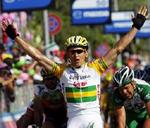 Robbie McEwen flyver over målstregen efter den lange og hårde spurt. - Foto: AP 