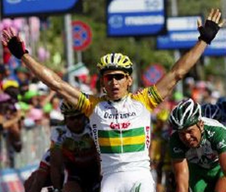 Robbie McEwen flyver over målstregen efter den lange og hårde spurt. - Foto: AP 
