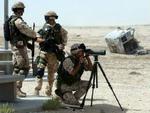 Italienske soldater på patrulje på hovedvejen mellem byerne Basra og Nasiriyah i Sydirak. - Arkivfoto: AP 