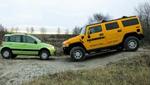 Miniputten Fiat Panda og mastodonten Hummer H2 bidrager begge to med omkring 60.000 kroner i afgift til statskassen   den første på hvide plader, den anden på gule. .   Foto: Karsten Lemche/Bil Magasinet 