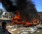 Flere steder i Afghanistan bølger demonstrationerne - her i storbyen Jalalabad, hvor en bil er sat i brand. - Foto: AP 