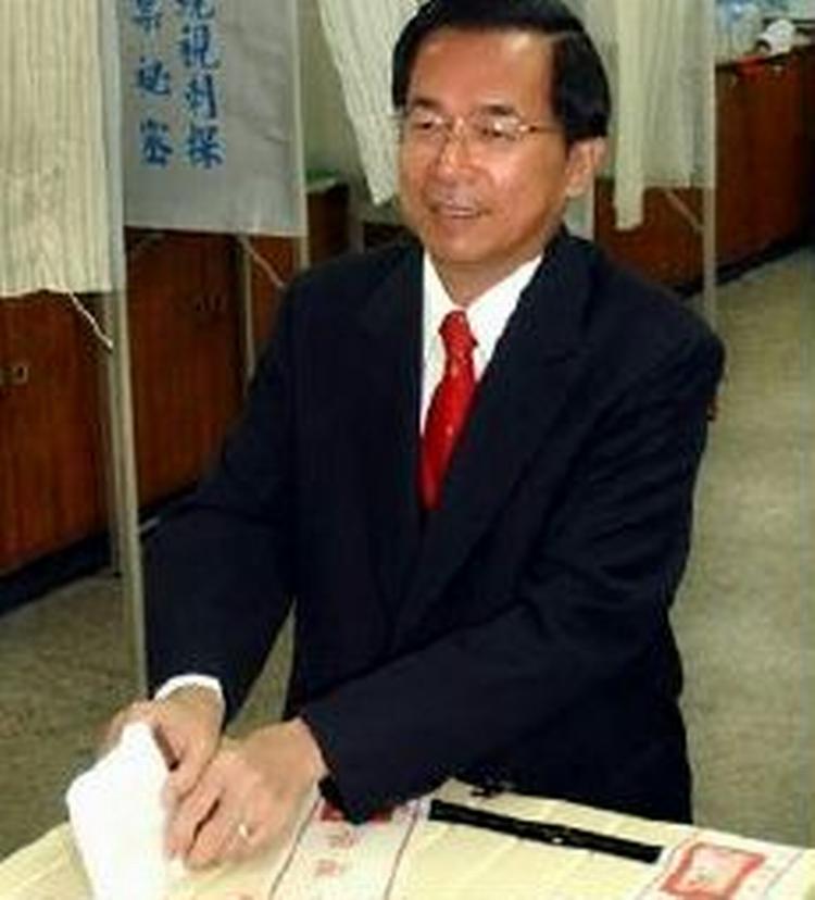 Præsident Chen Shui-bian afgiver sin stemme ved valget. - Foto: AP 