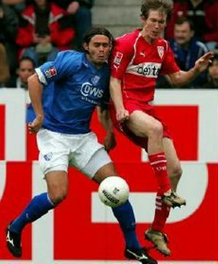 Bochums Edu (tv.) giver alt i nærkampen med Alexander Hleb fra Stuttgart. - Foto: AP 